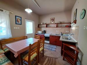 uma cozinha com uma mesa e uma cozinha com um lavatório em Apartment Keszeg-2 by Interhome em Balatonkeresztúr