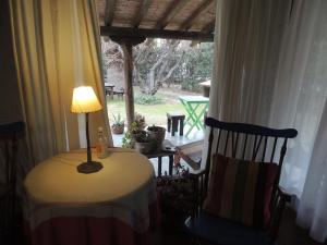 una lámpara en una mesa en una habitación con ventana en Residencia en Casa de artista en Vistalba