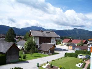 uma pequena aldeia com montanhas ao fundo em LANDHAUS JASMIN ausgezeichnet mit 4 Kristallen - FW Kammblick em Bad Mitterndorf