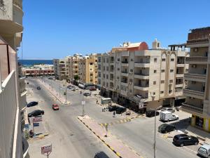 Masaya Hurghada Rooms في الغردقة: اطلالة جوية على شارع المدينة بالمباني