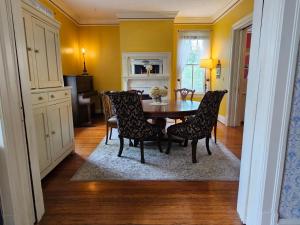 ein Esszimmer mit einem Tisch und Stühlen in der Unterkunft Winridge Manor in Madison Heights
