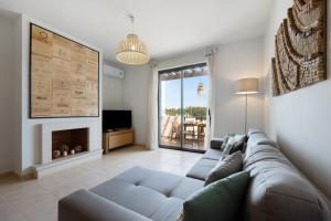 uma sala de estar com um sofá e uma lareira em Devvine Beach and Golf em Alvor