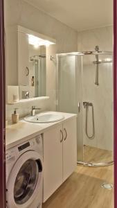 A bathroom at Sea Sparkle 1b