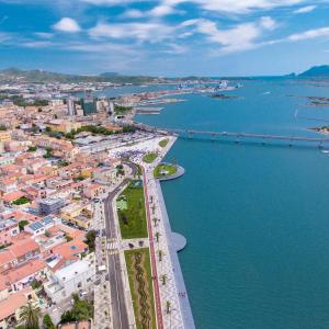 una vista aérea de una ciudad junto al agua en Margherita Guest House, en Olbia