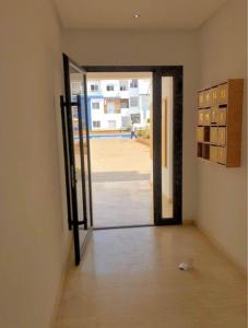 une porte ouverte menant à une chambre avec couloir dans l'établissement Les terrasses, à Mohammedia