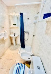 ein Badezimmer mit Badewanne, Waschbecken und Toilette in der Unterkunft Cozy Town House With Terrace and Free Wifi in Ronda + 21 Fotos