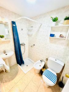 ein Badezimmer mit Dusche, Toilette und Waschbecken in der Unterkunft Cozy Town House With Terrace and Free Wifi in Ronda