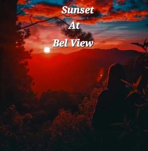 una foto de una puesta de sol con las palabras puesta de sol en la cama en Bel View Guest House, en Haputale