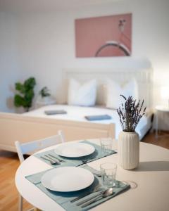 una mesa con platos y cubiertos en la parte superior de una habitación en Centre Apartment, en Leipzig