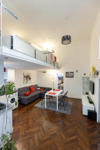 een woonkamer met een bank en een tafel bij Bright & Shine Apartment in Boedapest
