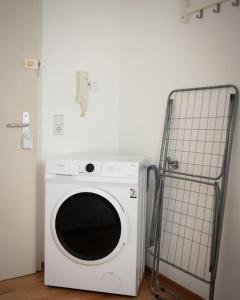 una lavadora junto a un tendedero en Centre Apartment, en Leipzig