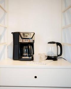 une cafetière et deux tasses sur un comptoir dans l'établissement Centre Apartment, à Leipzig