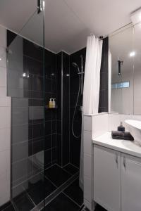 een badkamer met een douche en een wastafel bij Bright & Shine Apartment in Boedapest +23 foto's