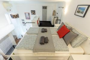 een woonkamer met een bank met schoenen erop bij Bright & Shine Apartment in Boedapest