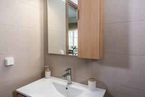 un baño con lavabo y espejo en Extreme House, en Archangelos