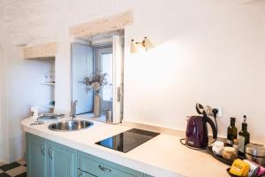 una cucina con lavandino e piano di lavoro di I Giardini di Pomona a Cisternino