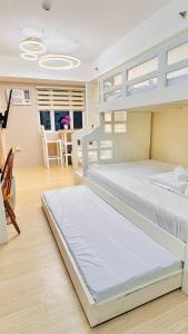 1 Schlafzimmer mit 2 Etagenbetten und einem Esszimmer in der Unterkunft Cozy Staycation by Paris in Manila
