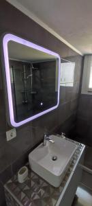 bagno con lavandino e specchio di Villetta del mare corfu a Perivólion