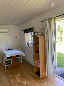 Kuchyň nebo kuchyňský kout v ubytování Gårdshus i lummig trädgård Klintehamn