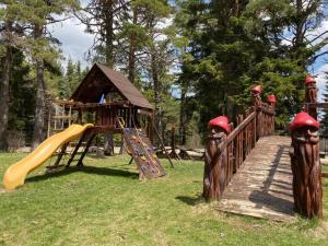 un parque infantil con tobogán y estructura de juegos en Cozy Rila Park Apartments en Borovets