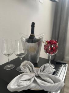 Villa INN في Villaperuccio: طاولة مع زجاجة من النبيذ وكأسين