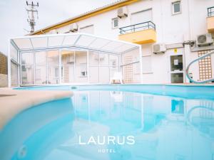 Bazén v ubytování Laurus Hotel nebo v jeho okolí