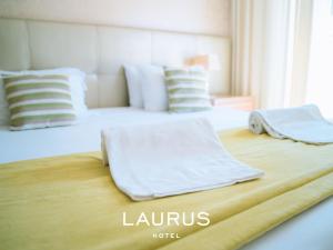 Postel nebo postele na pokoji v ubytování Laurus Hotel