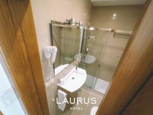 Koupelna v ubytování Laurus Hotel