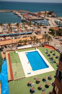 Una vista aérea de una piscina en una playa. en Torre 2 planta 11, en Fuengirola