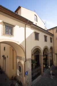a building with arches and a building with people in it at Boutique Ponte Vecchio in Florence