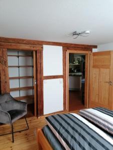 1 dormitorio con 1 cama y puerta corredera de cristal en Spehnerhof en Vogt