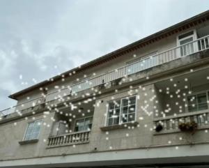 um edifício com luzes de Natal ao lado em Alojamiento Os piñeiros em Cangas