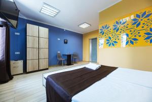 Un dormitorio con una cama y una mesa dentro. en Guest house "Golden Gate 911 ", en Kiev