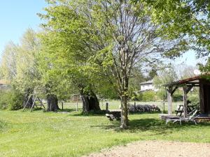 Gallery image of Chalet au bord d'un étang, près d'une ferme pédagogique in Château-Voué