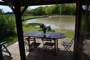 Gallery image of Chalet au bord d'un étang, près d'une ferme pédagogique in Château-Voué
