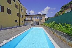 una piscina di fronte a una casa di San Carlo Borromeo Apartments by Wonderful Italy a Soiano del Lago