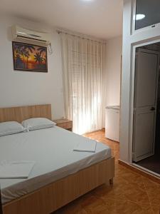 Un dormitorio con una cama grande y una ventana en Accommodation Milla, en Ulcinj