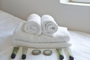 een stapel handdoeken bovenop een bed bij Very nice flat with AC two steps away from the sea - Bandol - Welkeys in Bandol