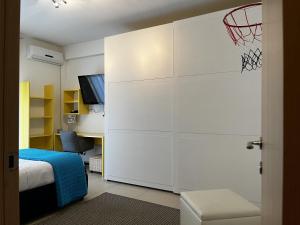 een slaapkamer met een basketbalring op een kast bij Casa Vacanze Samia in Giarre