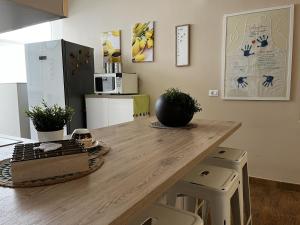 een keuken met een houten aanrecht met krukken bij Casa Vacanze Samia in Giarre