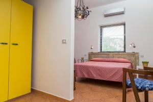 Motta CamastraにあるLa casa della nonnaのベッドルーム1室(ベッド1台付)、黄色のドア