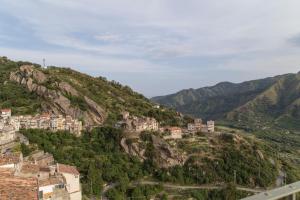 wioska na wzgórzu z domami w obiekcie La casa della nonna w mieście Motta Camastra