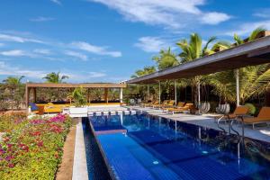 Bazén v ubytování Movenpick Resort Lamantin Saly nebo v jeho okolí