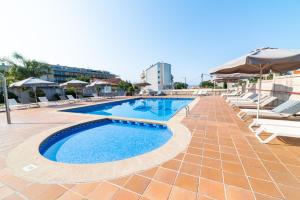Bazén v ubytování Hotel Ton nebo v jeho okolí