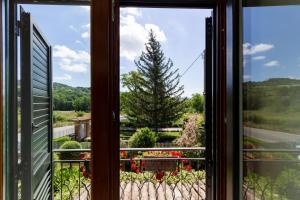 una finestra con vista sul giardino da una casa di Casa Fiorella - Irpinia a Lioni