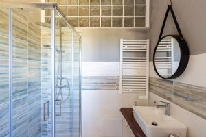 La salle de bains est pourvue d'un lavabo et d'un miroir. dans l'établissement Casa Fiorella - Irpinia, à Lioni