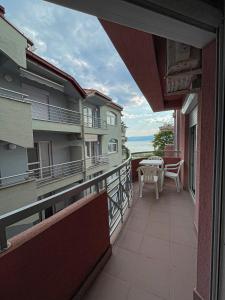 A balcony or terrace at Korun's Lakeview Apartment