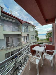 En balkong eller terrasse på Korun's Lakeview Apartment