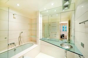 een badkamer met een bad, een wastafel en een spiegel bij Ca' Santa Eufemia, cozy and classy, sleep 4 in Venetië