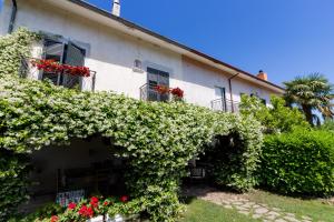 un edificio ricoperto di edera con finestre e fiori di Casa Fiorella - Irpinia a Lioni